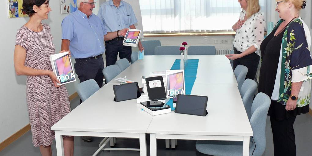 Stefanie Engert (private Spenderin), Hans-Jürgen Brems und Peter Tschirch (Bürgerstiftung) übergeben die Tablets an Theresa Palz (IT-Beauftragte der Erich-Kästner-Schule) sowie Schulleiterin Stephanie Dekker (von links). (Foto: Manfred Ofer)